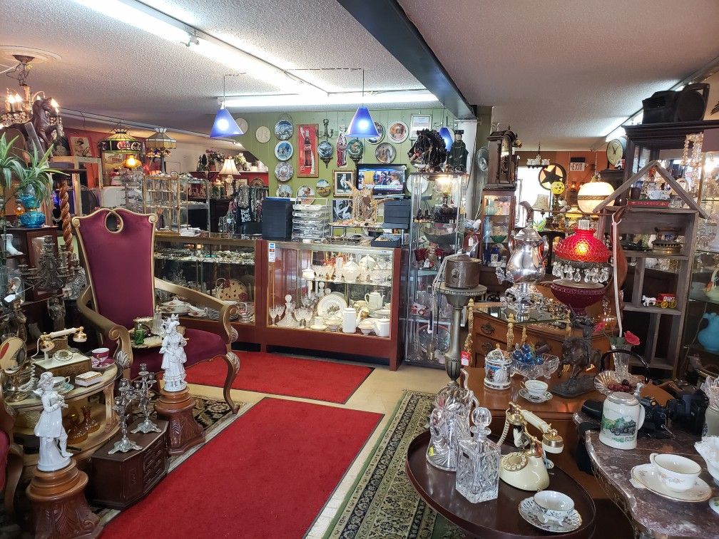 Huge blowout sale tons of antique, collectibles, furniture, lighting, jewerly clothing much more!