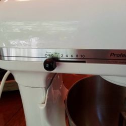 White Kitchen Aid 5 Quart Mixer Professional HD