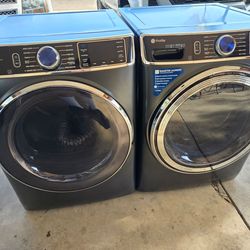 GE Washer and dryer in like new condition  Ai Technology!!!