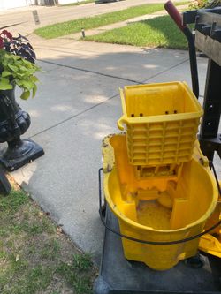 Multi mop bucket