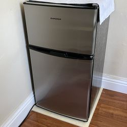 Refrigerator, Like New, $110