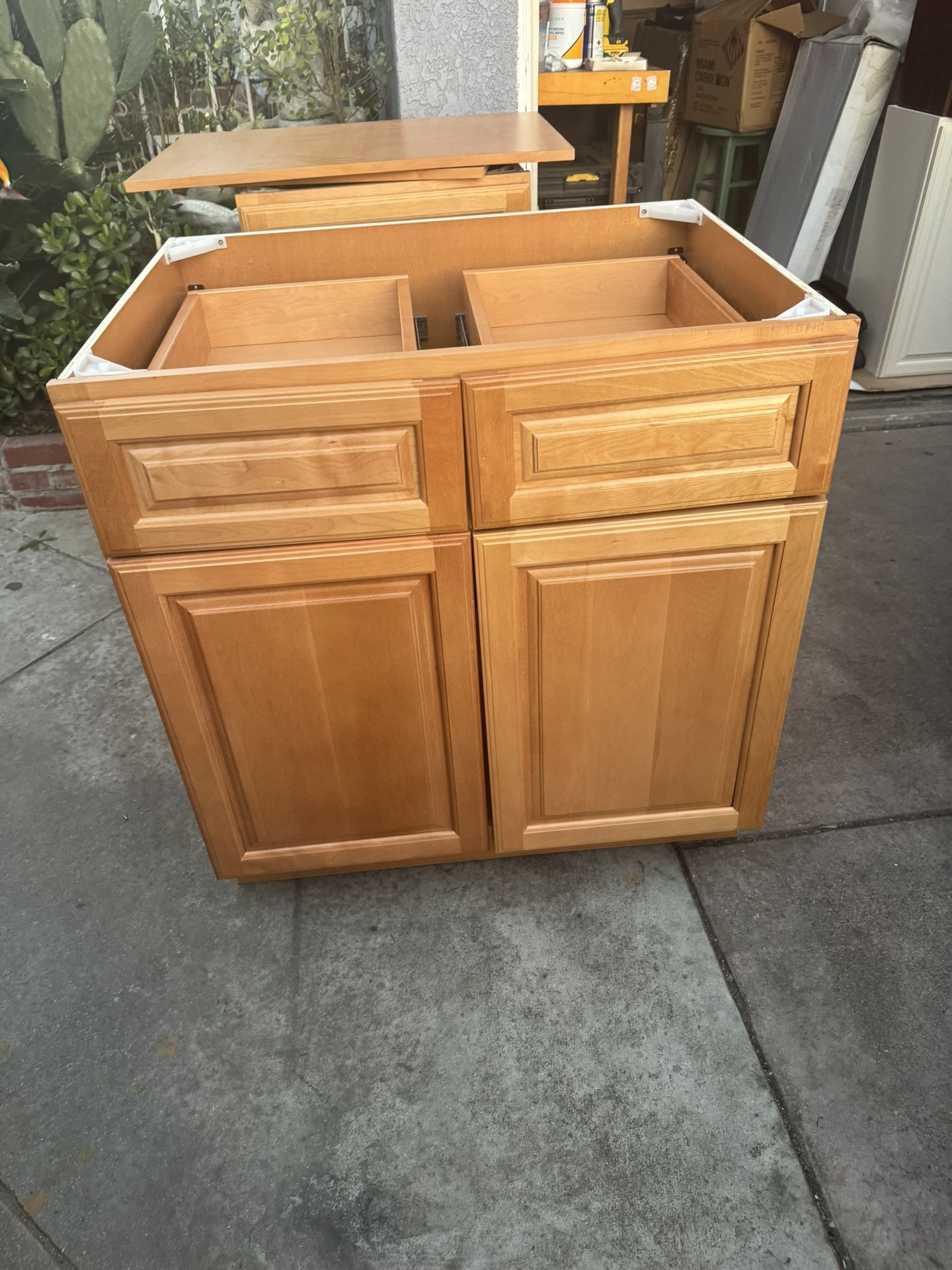 Kitchen Cabinets! NEW! cinnamon maple! many sizes available! Please Read The Description!
