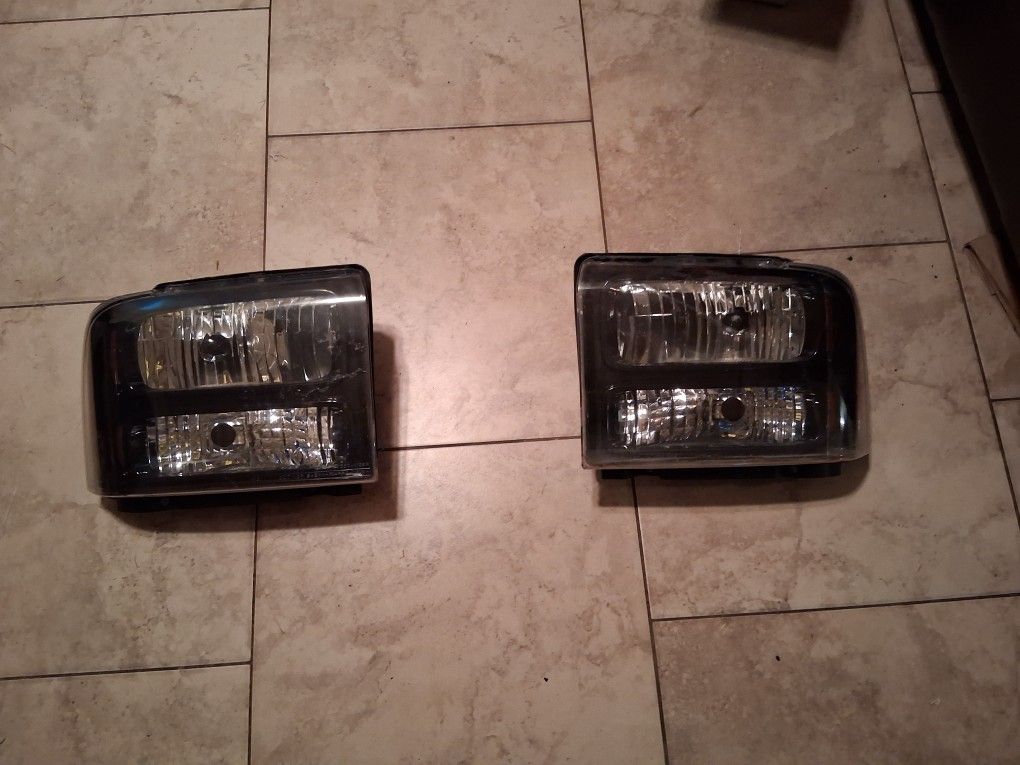F350 04-06 Head Lights Like New 1 Broken Tab.