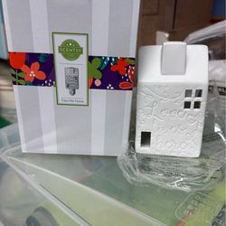 Scentsy "Love Lives Here" House Mini Warmer