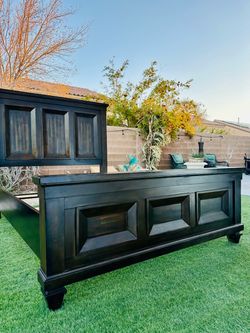 BEAUTIFUL SEVILLA WALNUT PANEL BED FRAME ( FREE DELIVERY 🚚 FIRST FLOOR ) GREAT CONDITION-HEAVY 🥰👌🏻