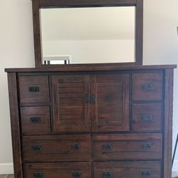 Dresser With Mirror 