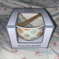 Room-2-Room Noodle Bowl With Spoon And Chopsticks