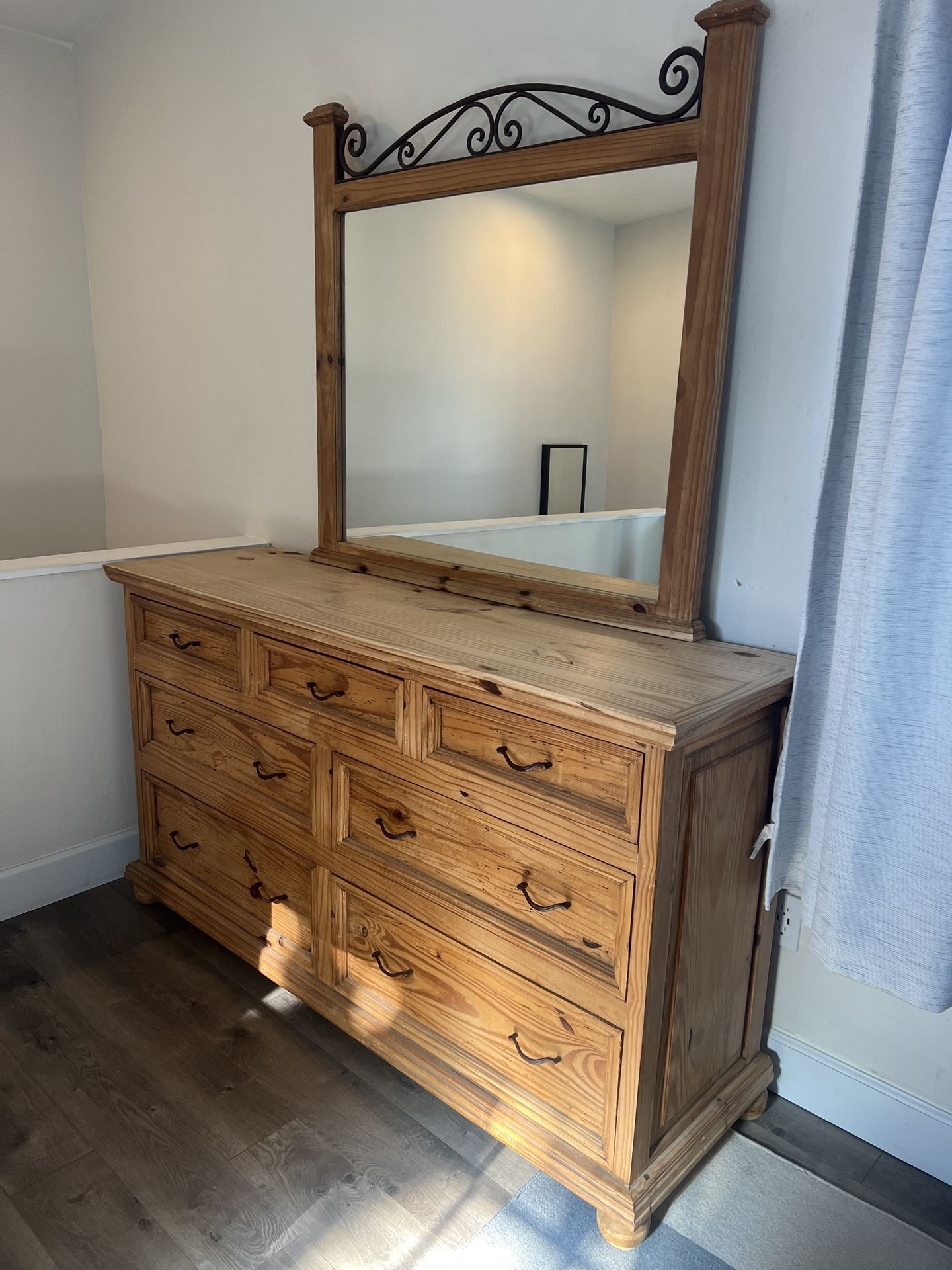 Rustic Solid Wood Bedroom Set (4 Pieces + Mirror)