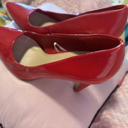 HELLO CLEAN CLOSET HERE RED HI HEELS CASH ONLY