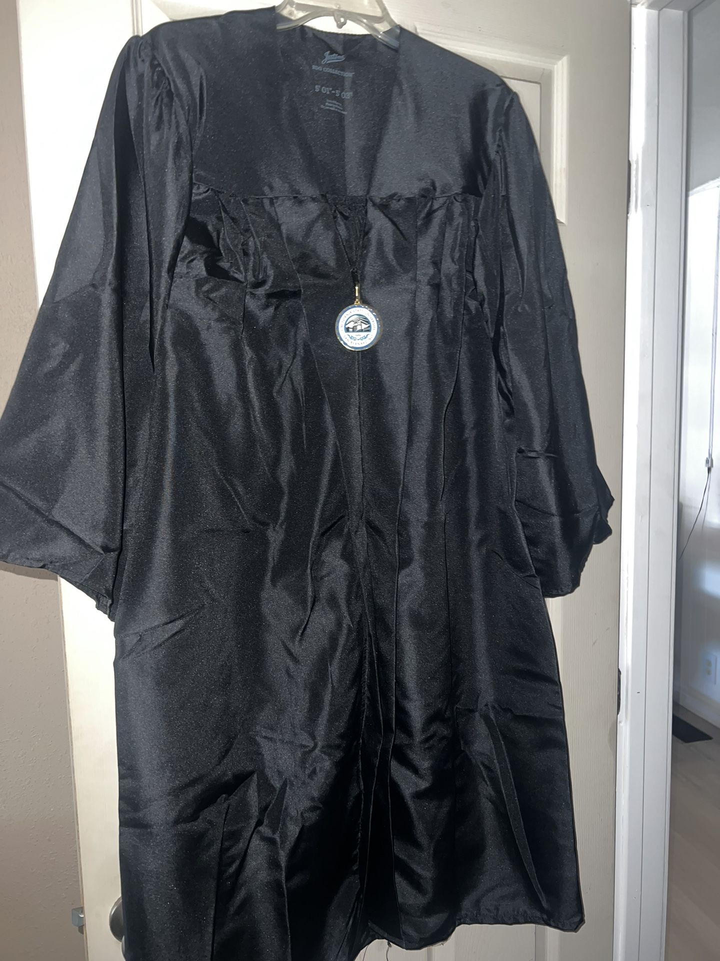 Graduation Gown CSUSB 5’1’’- 5’3’’