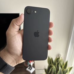 Apple iPhone 16e 128GB Black