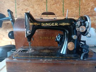 Vintage Singer Sewing Machine with Wooden Case – Excellent Condition