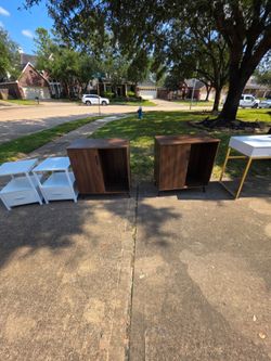 2 decorative cabinets