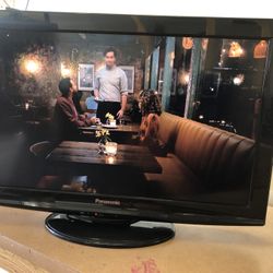 32” LCD Tv . With Antenna 