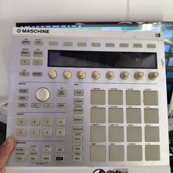 Native Instruments Maschine MK2 Drum Machine / MIDI Controller