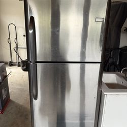 Frigidaire 20-cu ft Standard-Depth 30-in Wide Top-Freezer Refrigerator ( Stainless Steel )$100
