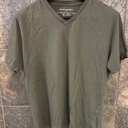 Banana republic men’s V-neck T-shirt, size large color, green