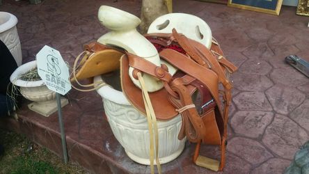 Horse saddle like new