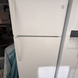 Kenmore Refrigerator/Freezer with Automatic Ice Maker