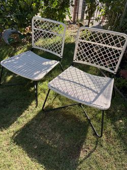 White foldable lawn chairs