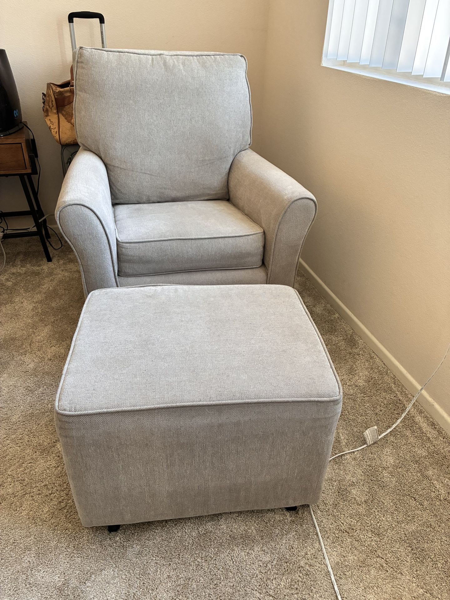 Nursery Glider/Rocker With ottoman 