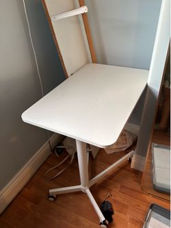 Adjustable/portable desk