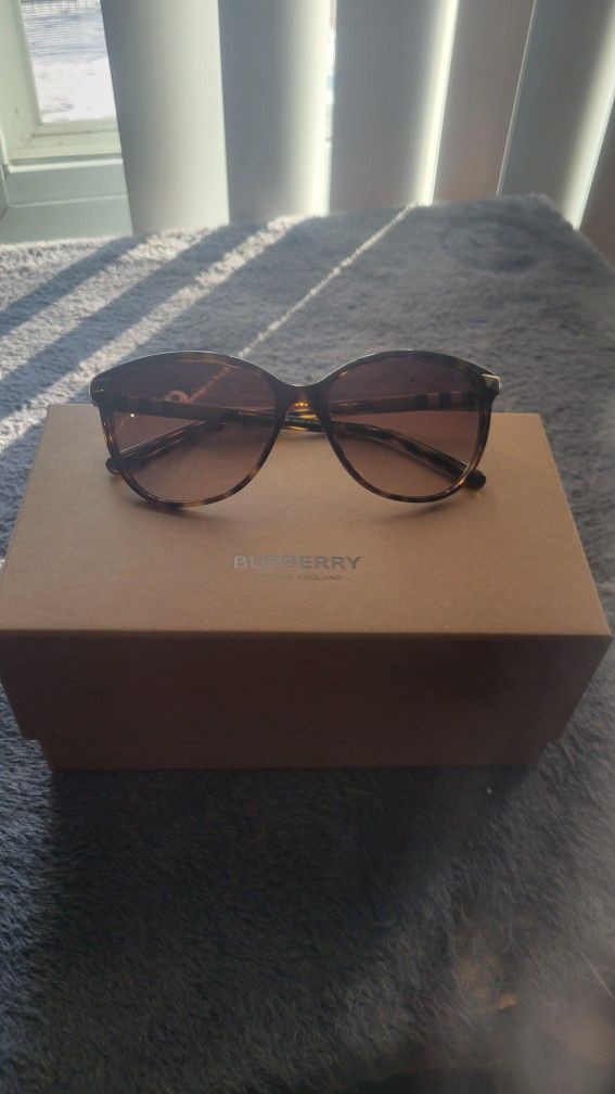 Burberry Sunglasses Be4216