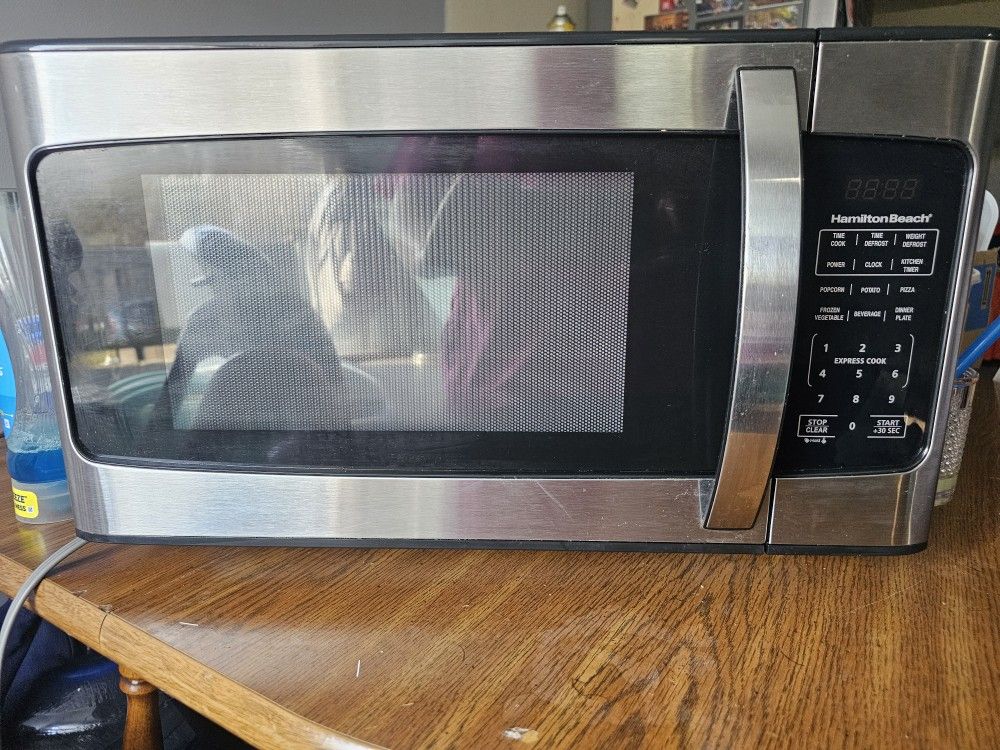 Hamilton Beach 1.6 Cu ft Sensor Cook Countertop Microwave Oven in Stainless Steel