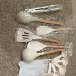 Silicone Cooking Utensils Set, 446℉ Heat Resistant 10PCS Kitchen Utensils Set with Wooden Handle for Nonstick Cookware, Kitchen Tools Spatula Whisk To