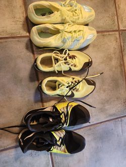 TRACK SHOES WITH SPIKES
