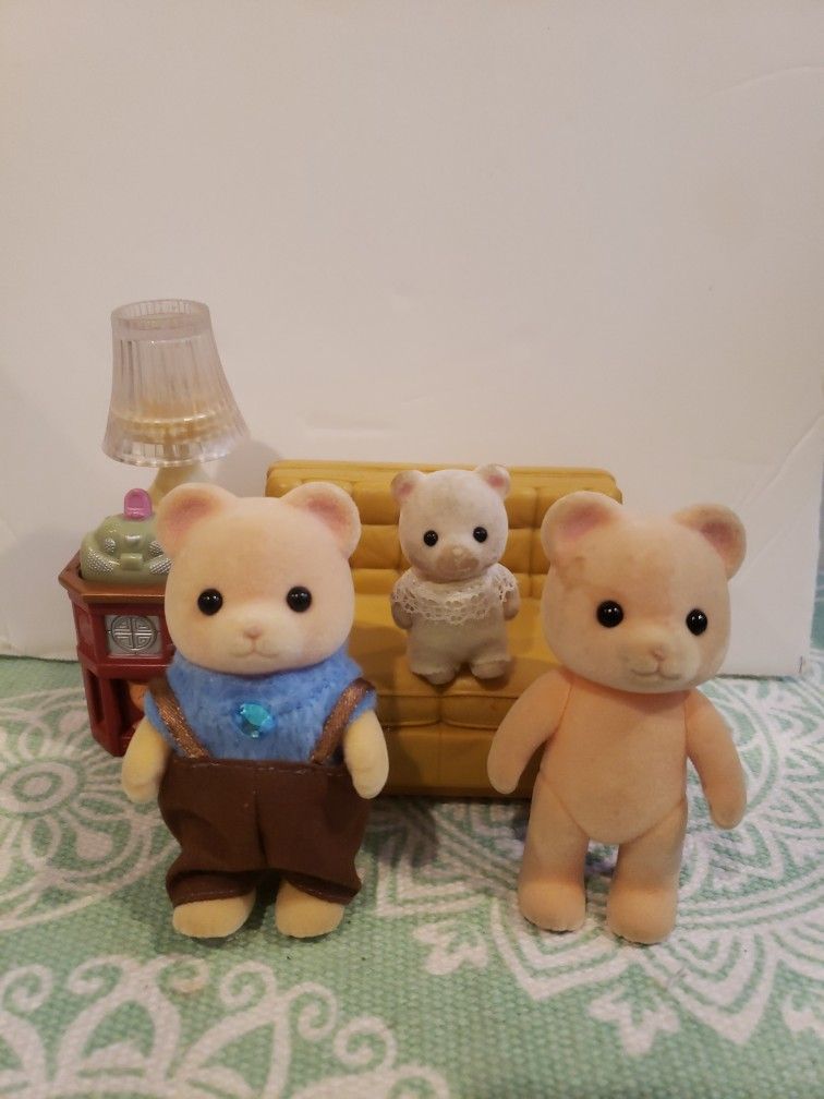 Sylvanian Families Calico Critters Polar Bear Family Set of 3 With Sofa/Lamp Table Q