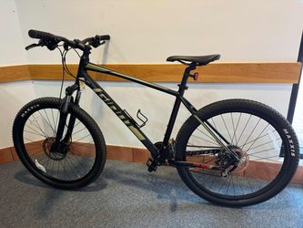 $225 Giant Talon 2 (27.5) Mountain bike