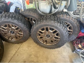 Set of 4 Cyber Wheels and Mud Terrain Tires