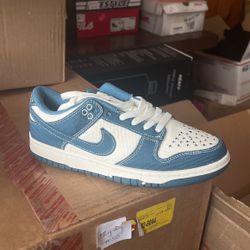 Nike Dunk New Size 8 Women