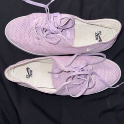 Nike Women’s Beasts Lite Sneaker 