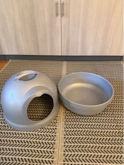 Plastic Dome Litter Box - Like NEW.