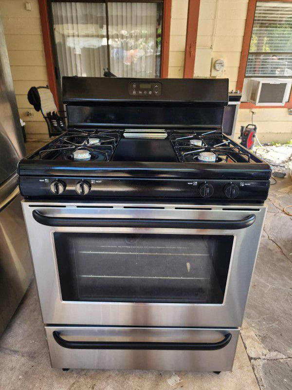 Gas Stove In Good Condition . Delivery 🚚 And Installation Free 