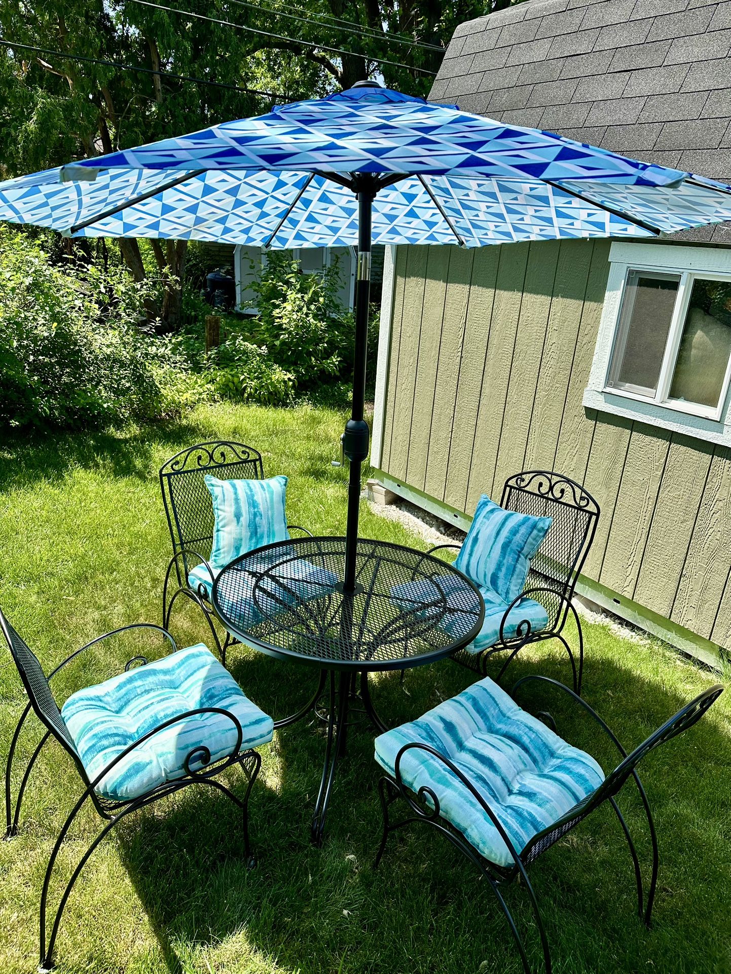 Heavy Duty Woodard Wrought Iron Patio Set In Excellent Condition, 36” Diameter Table With 4 Chairs, New Umbrella,  Cushions And Pillows