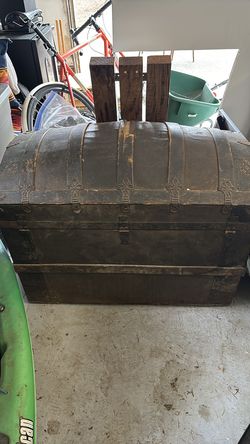 Antique Dome Top Steamer Trunk / Storage Chest