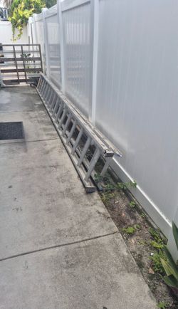 32’ Ladder  32’ Escalera