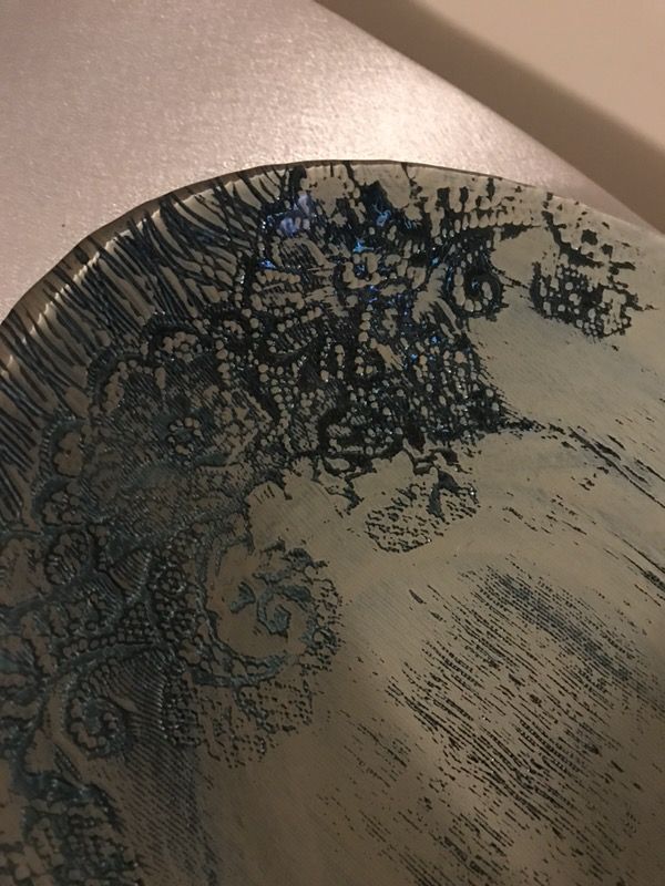 Exquisito plato decorativo en cristal en color teal y gris