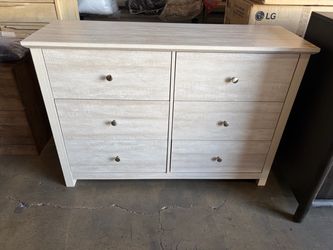Small dresser ( 6 drawers) 32”H x 47”L we are open to the public 8-2;00pm 7 days a week 🛑🛑🛑