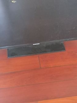 Samsung 32 inch Smart TV w/ remote