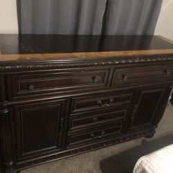Matching dresser And Two Night Tables 