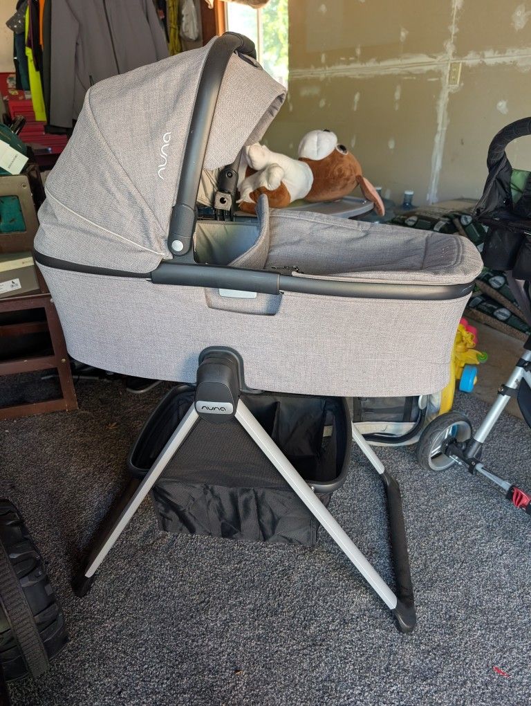 Nuna Bassinet With Stand