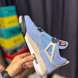 Jordan 4 Retro Size 8.5 12
University Blue CT8527 400 