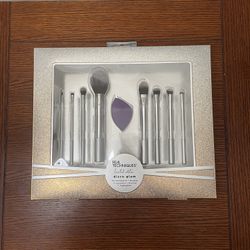 Real Techniques Tool  Brushes And Sponge Kit