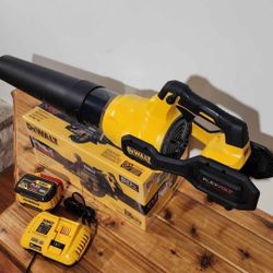 Dewalt 60V (600cfm) blower, 7 1/4" circular saw, 12.0 'Flexvolt' battery, rapid charger