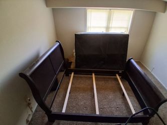 Steve Silver Dominique brown wood sleigh bed