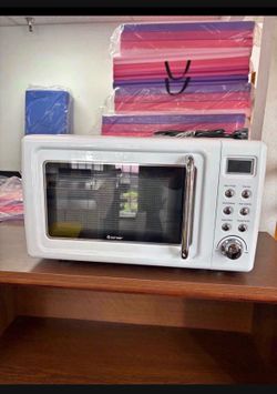 Brand New 0.7 Cu.Ft. 700W Retro Microwave Oven